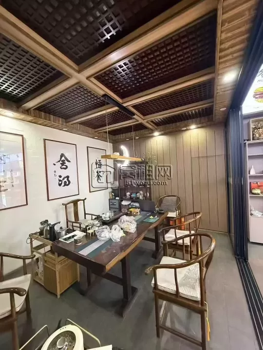 江东金茂府沿街店面转让面积125平米，年租金15.5万