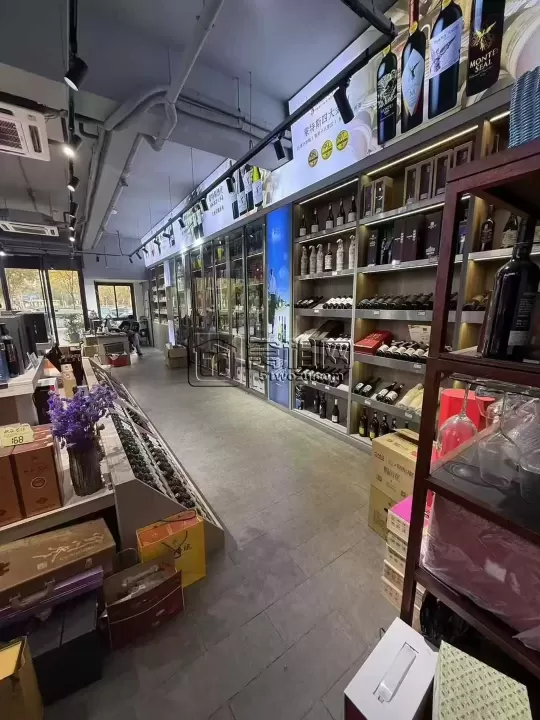 江东金茂府沿街店面转让面积125平米，年租金15.5万