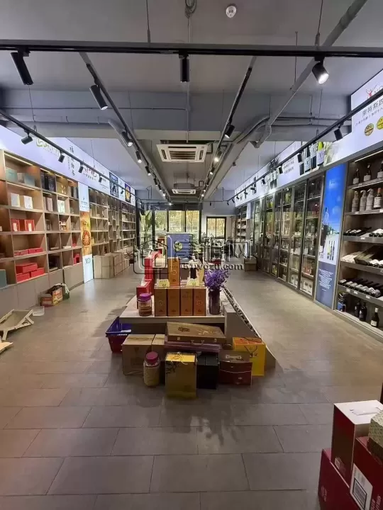 江东金茂府沿街店面转让面积125平米，年租金15.5万