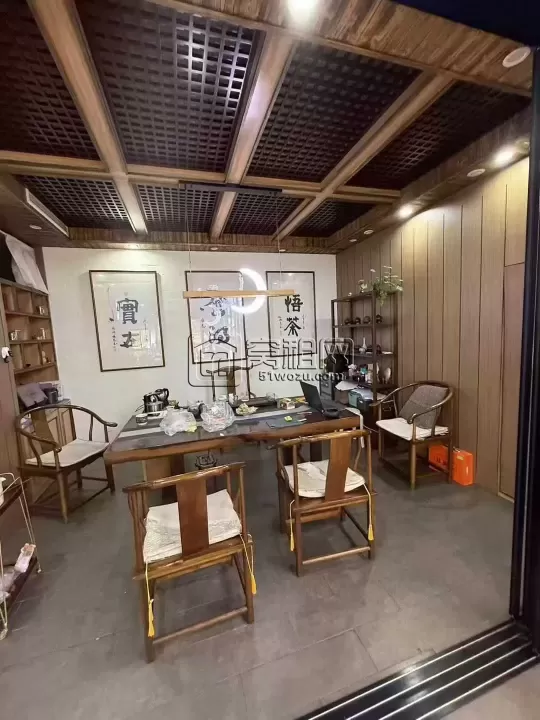 江东金茂府沿街店面转让面积125平米，年租金15.5万