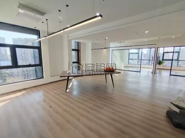 鄞州万达和邦大厦附近汇华大厦238平，东南双面采光 ​4隔间+1储藏间