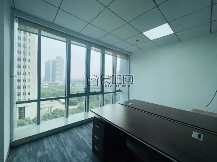 宁波地铁3号线出口鄞州商会大厦65平办公室出租朝东，带全套家具