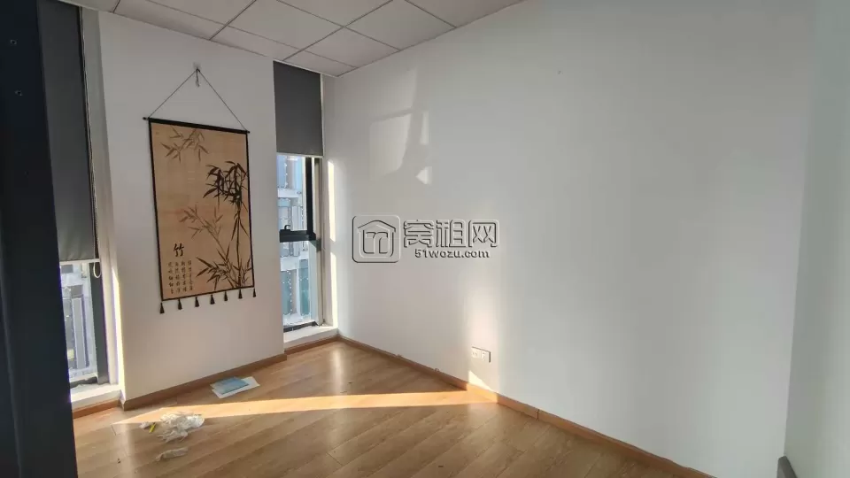 宁波甬邦大厦精装朝东三个大隔间落地窗办公室出租