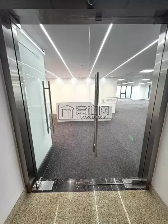 和荣大厦东南方位，538㎡，年租金：369068元