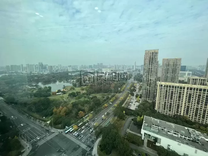 南部商务区红巨大厦135平方 两个隔间 带家具 看鄞州公园 价格优惠出租