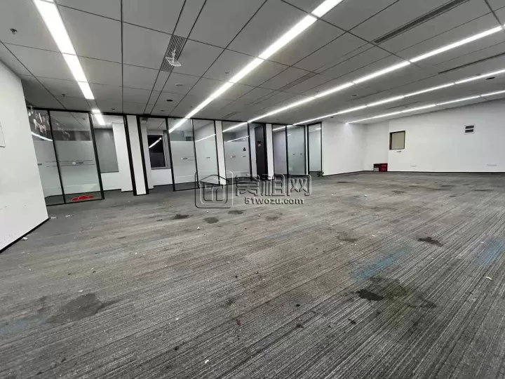 东部新城电梯口748平写字楼出租，优质企业可以免费改格局