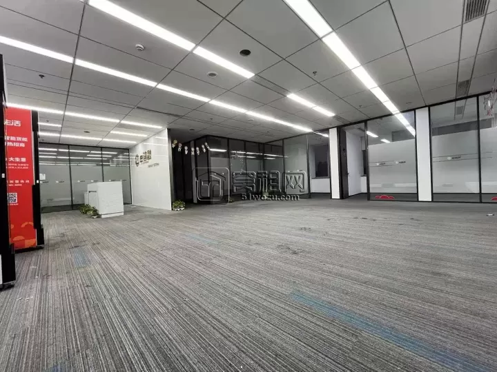 东部新城电梯口748平写字楼出租，优质企业可以免费改格局