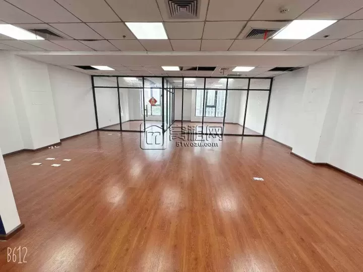 市中心城隍庙地铁口位置，银亿时代大厦151平方，朝南，户型方正，独立中央空调，现特价6888元每月，随时看房入住