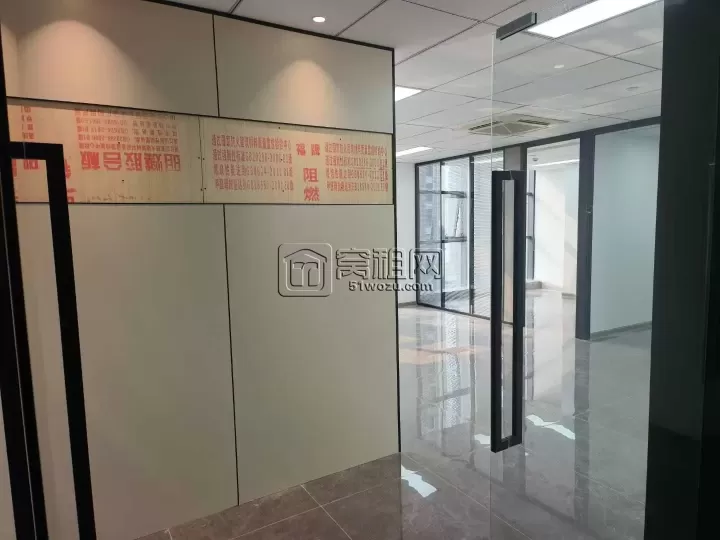 南部商务区城市摩尔对面汇鼎大厦  全新装修 112 平 ​朝南 两个隔间 随时可看