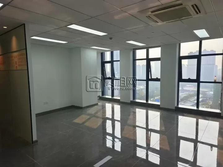 南部商务区城市摩尔对面汇鼎大厦  全新装修 112 平 ​朝南 两个隔间 随时可看