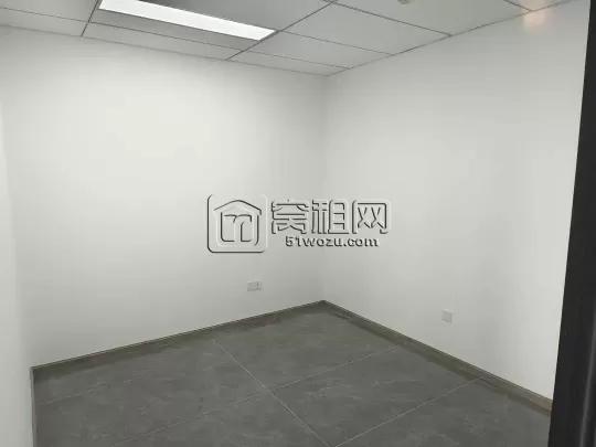 南部商务区城市摩尔对面汇鼎大厦  全新装修 112 平 ​朝南 两个隔间 随时可看