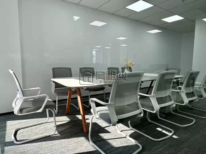 海曙天一，万豪酒店对面宁波和创大厦302平现房出租，含全套家具，江景视野