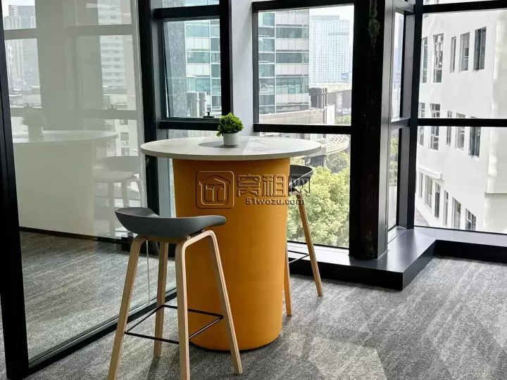 海曙天一，万豪酒店对面宁波和创大厦302平现房出租，含全套家具，江景视野