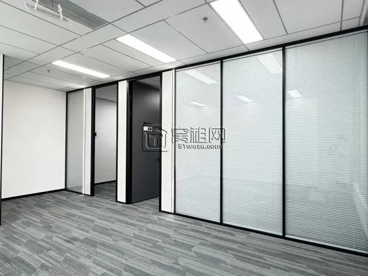 东部新城金融硅谷商圈环合中心102平 精装修，两隔间