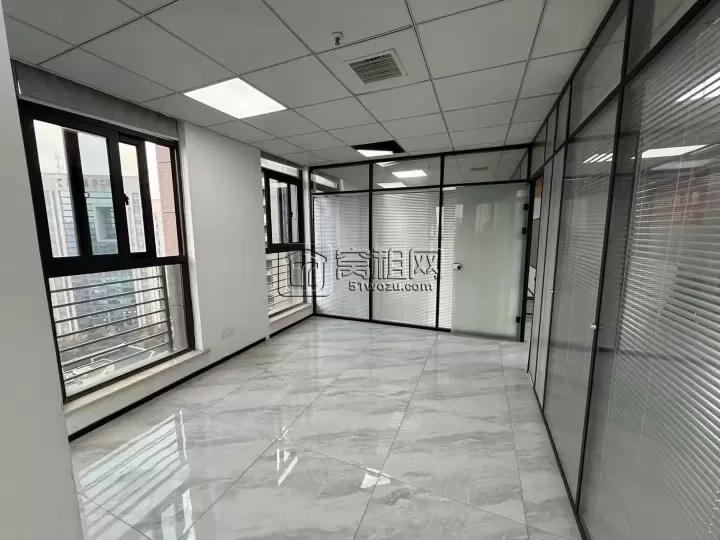 宁波高新区翡翠湾高楼层精装修110平米带阳台水源办公室出租