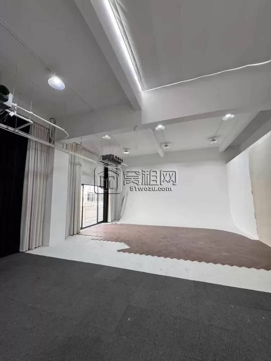 潘火恒创上谷摄影工作室272平 ​双阳台，独立水源，层高5米适合摄影  ，设计公司，楼下就是地铁口