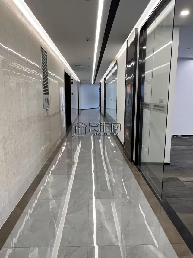 金东大厦整层1526.35平，精装修 22个隔间，厨房，健身房，淋浴间功能间齐全