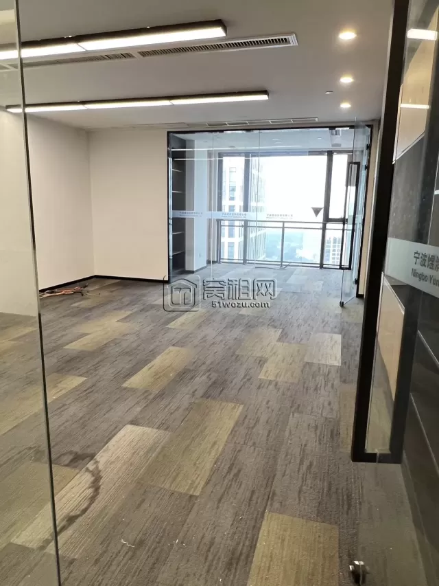 金东大厦整层1526.35平，精装修 22个隔间，厨房，健身房，淋浴间功能间齐全