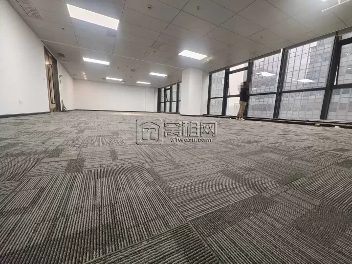 南部三期 龙腾大厦230平方，电梯口，朝北全落地窗，大通间无隔断。
