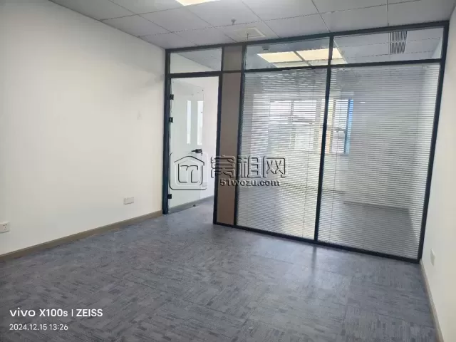 宁波包商大厦B座出租，一个隔间，独立空调，朝北，68平