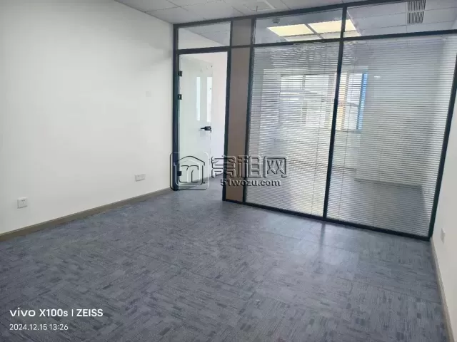 宁波包商大厦B座出租，一个隔间，独立空调，朝北，68平