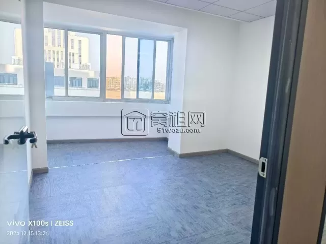 宁波包商大厦B座出租，一个隔间，独立空调，朝北，68平
