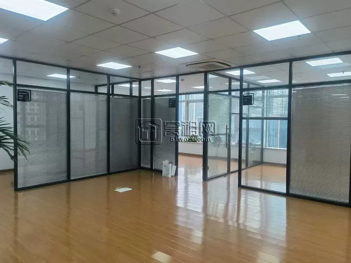 豪如大厦205平方，西北朝向，4个隔间出租