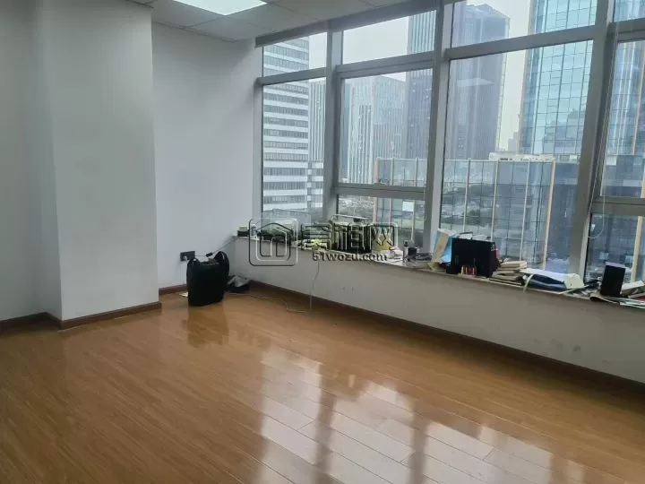 豪如大厦205平方，西北朝向，4个隔间出租