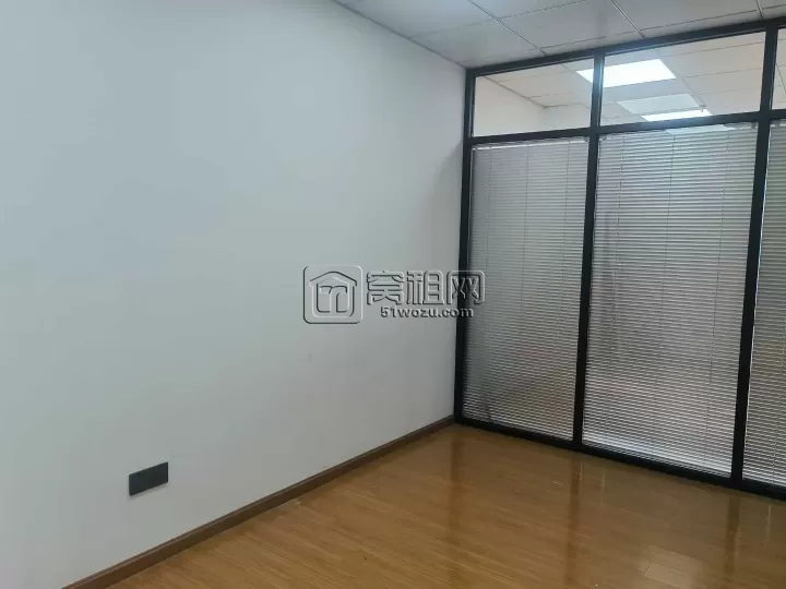 豪如大厦205平方，西北朝向，4个隔间出租