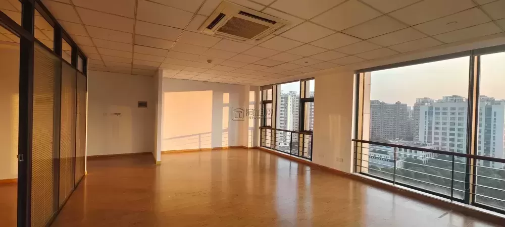 宁波滨江写字楼朝南边套110平，月租6888元，物业费552元，开发商直租含税