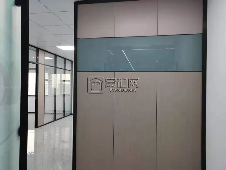 博浪大厦双面采光 面积135平方～2个隔间 3月5日到期换大套 价格优惠～5600/月