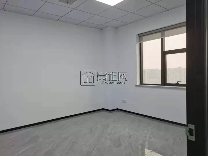 博浪大厦双面采光 面积135平方～2个隔间 3月5日到期换大套 价格优惠～5600/月