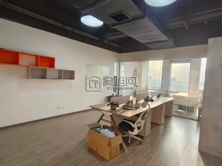 房东直租深蓝大厦72平，朝南可带家具出租，拎包办公