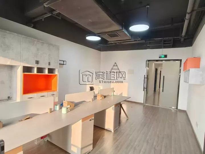 房东直租深蓝大厦72平，朝南可带家具出租，拎包办公
