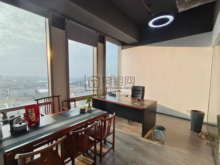 房东直租深蓝大厦72平，朝南可带家具出租，拎包办公