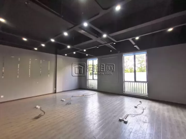 宁波飞机场附近富港电商城一楼295平    可做展厅，仓储一体化办公