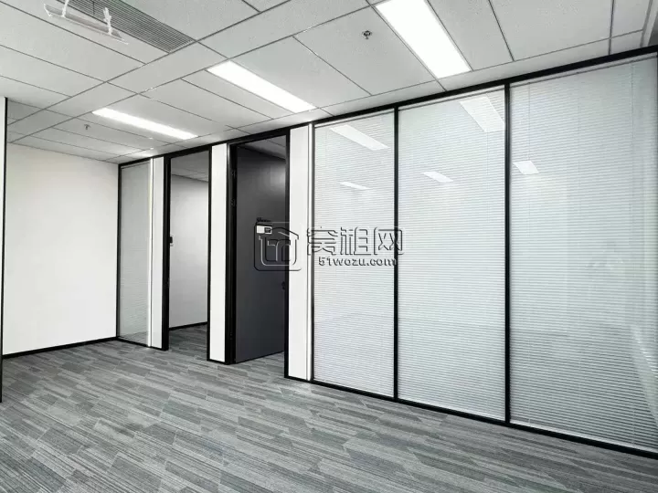 东部新城宁波中心对面环合中心102平 精装修，两隔间办公室招租