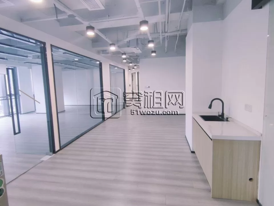宁波市鄞州区金东大厦二手房出租电梯口694.41平方，电动门，有水源，东南朝向，7个隔间，4个储物间，2个员工区