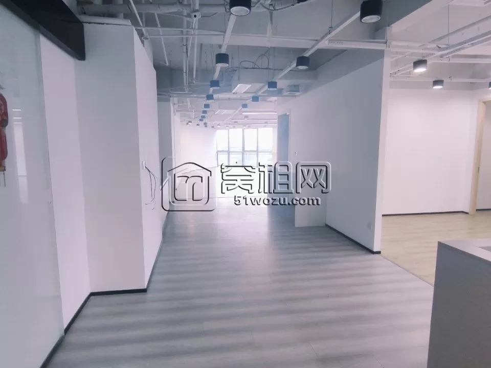 宁波市鄞州区金东大厦二手房出租电梯口694.41平方，电动门，有水源，东南朝向，7个隔间，4个储物间，2个员工区