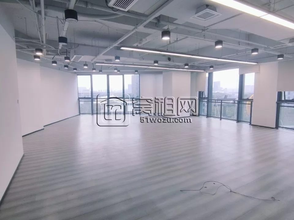 宁波市鄞州区金东大厦二手房出租电梯口694.41平方，电动门，有水源，东南朝向，7个隔间，4个储物间，2个员工区