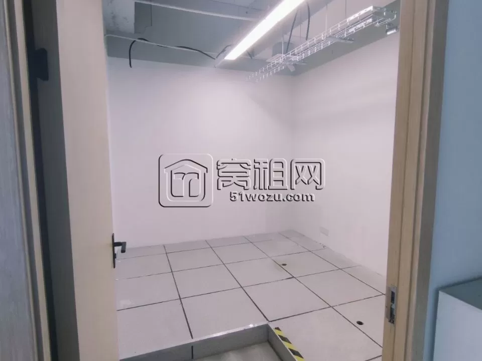 宁波市鄞州区金东大厦二手房出租电梯口694.41平方，电动门，有水源，东南朝向，7个隔间，4个储物间，2个员工区