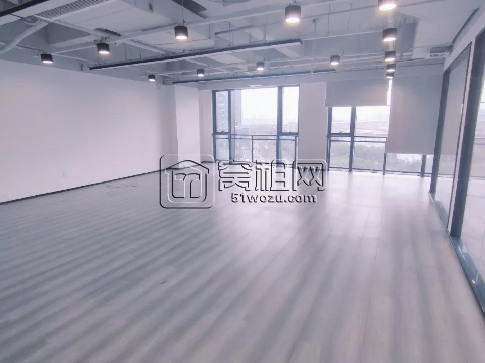 宁波市鄞州区金东大厦二手房出租电梯口694.41平方，电动门，有水源，东南朝向，7个隔间，4个储物间，2个员工区