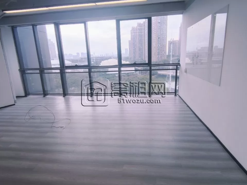 宁波市鄞州区金东大厦二手房出租电梯口694.41平方，电动门，有水源，东南朝向，7个隔间，4个储物间，2个员工区