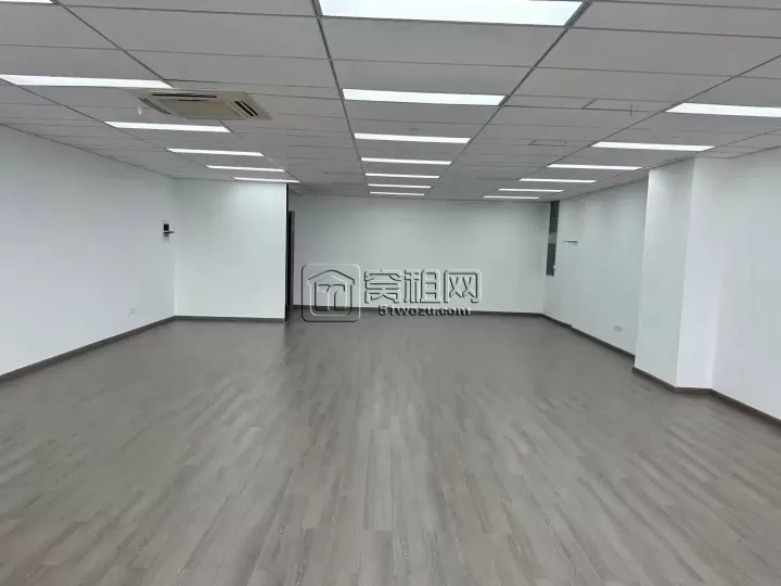 和荣大厦200平精装修出租。租金9500。送隔间
