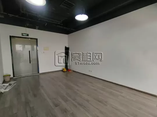 房东直租迪信通大厦对面深蓝大厦72平，朝南，1隔间，采光好，楼层高