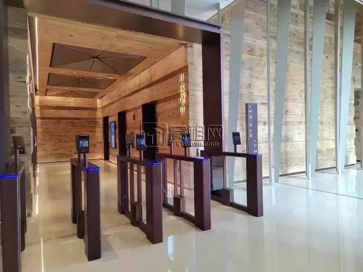 新世界宁波塔，电梯口，面积约387平，5个隔间，租金62000每月