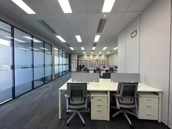 新世界宁波塔，电梯口，面积约387平，5个隔间，租金62000每月