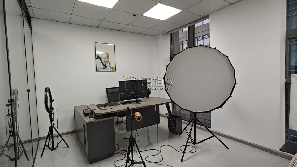 南部商务区写字楼博纳大厦 80 平， 带家具 3500/月出租