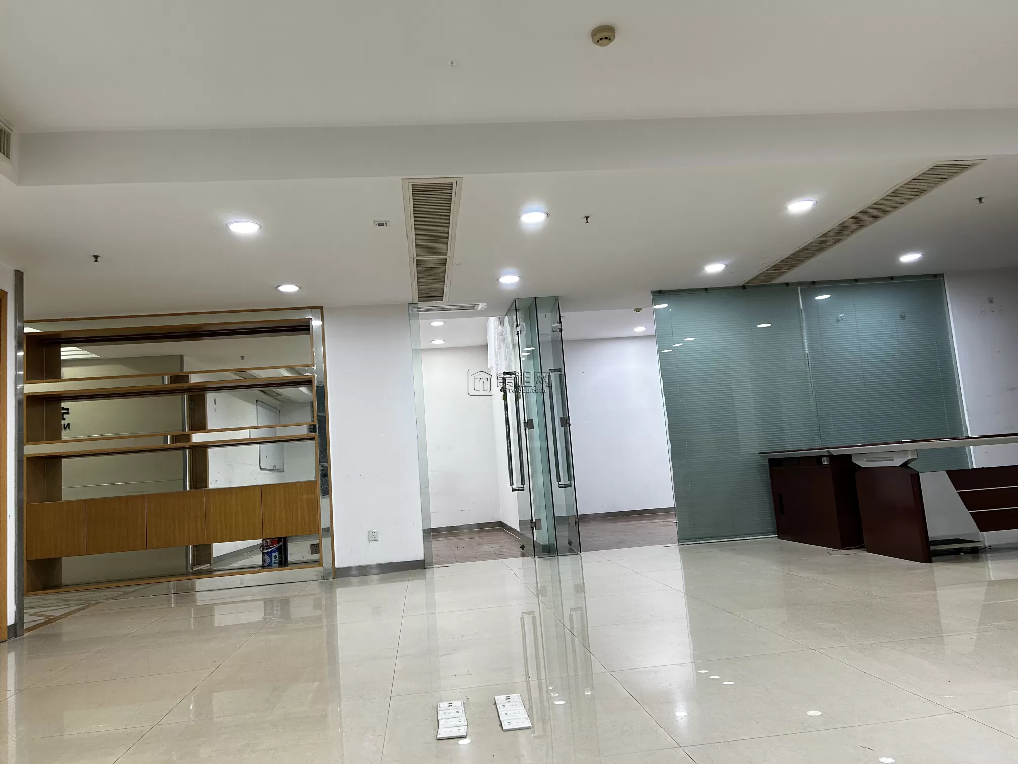 海曙区汽车客运中心对面香溢泛亚中心224平米办公室出租8000元一个月