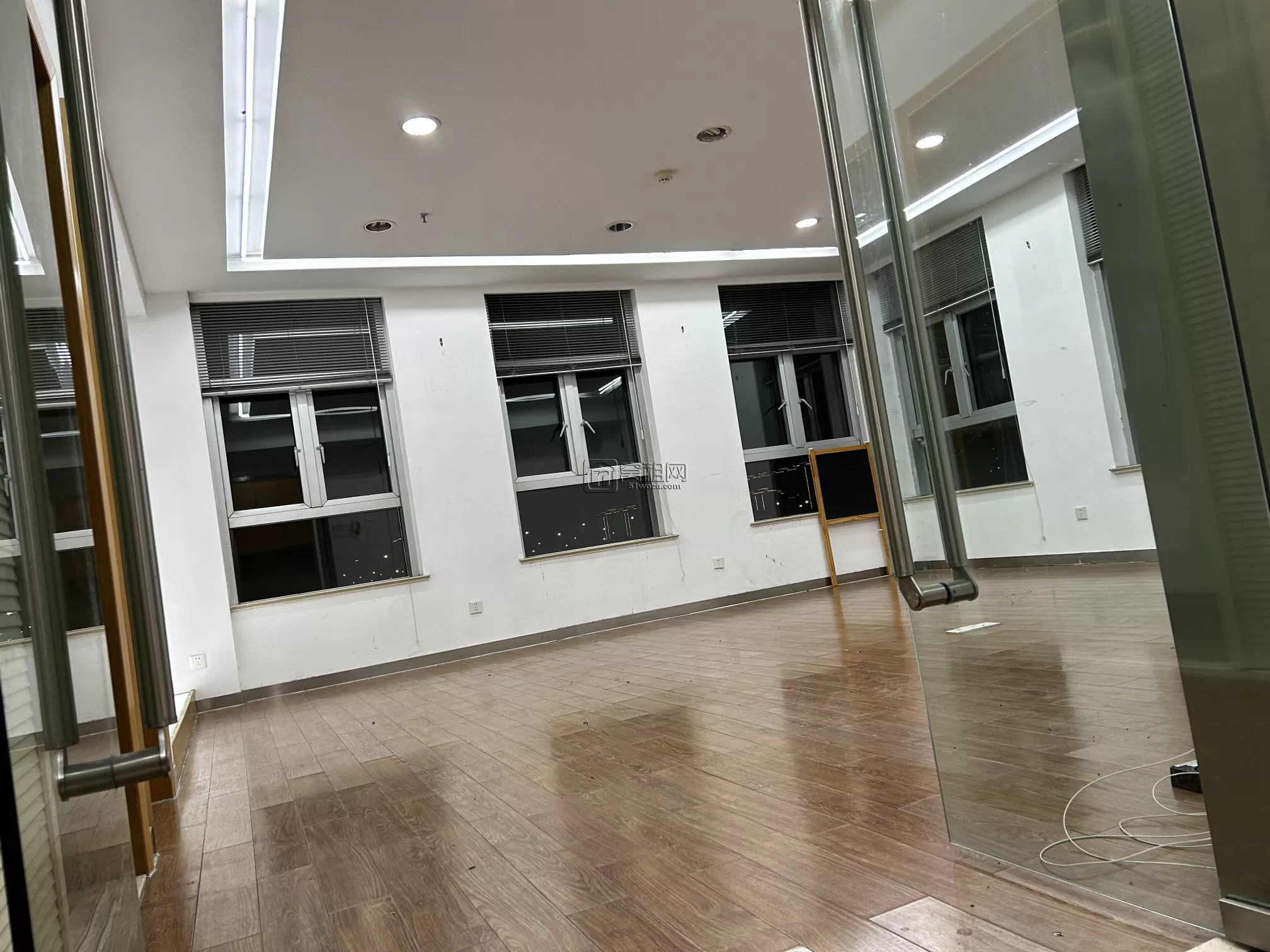 海曙区汽车客运中心对面香溢泛亚中心224平米办公室出租8000元一个月